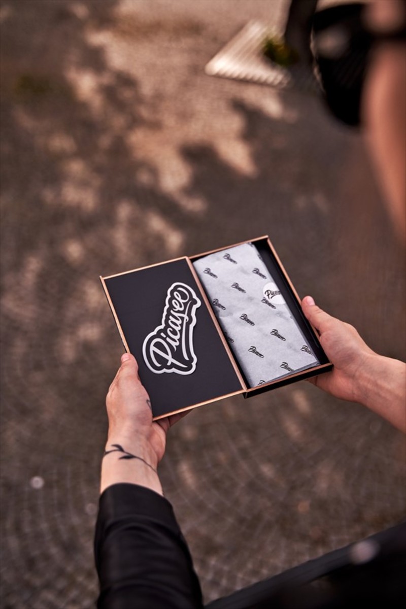 Husa ăți va fi livrată într-o cutie de lux din lemn